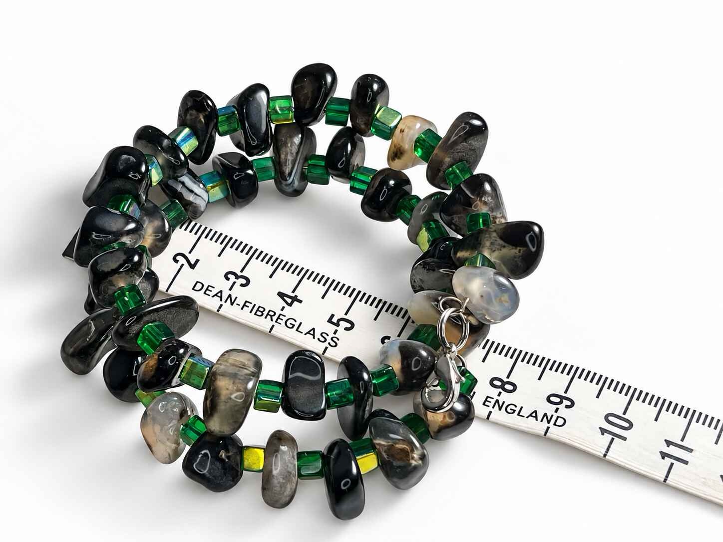 Spiral Bracelet with Agate and green square glass beads - Image 6