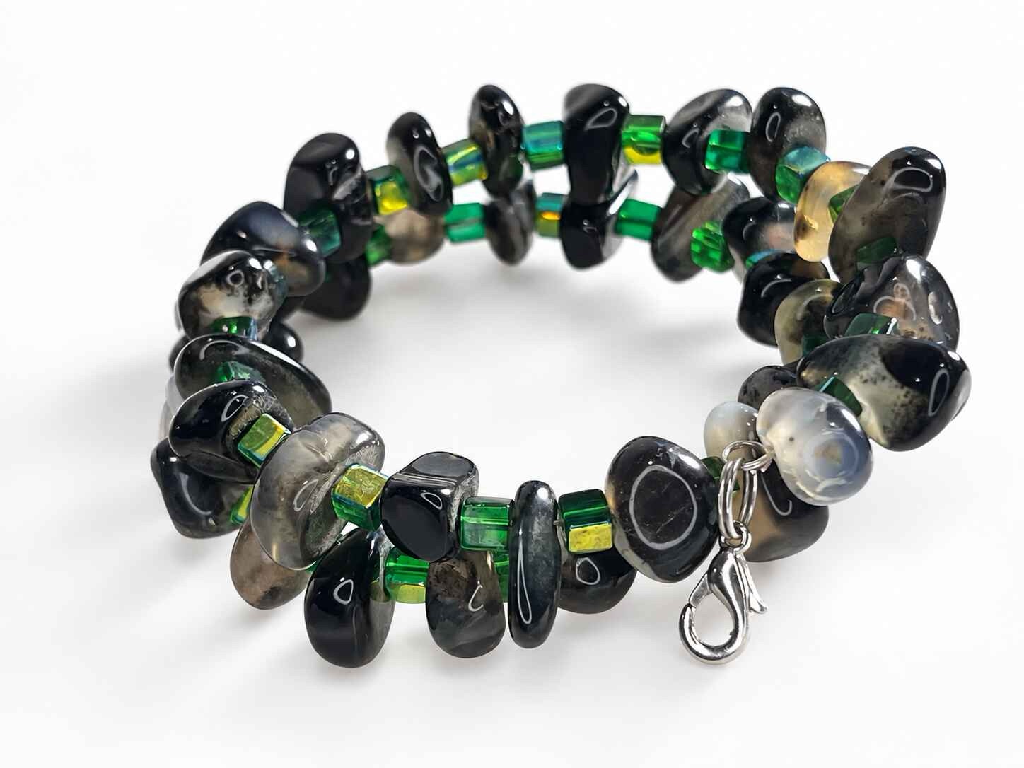 Spiral Bracelet with Agate and green square glass beads - Image 2
